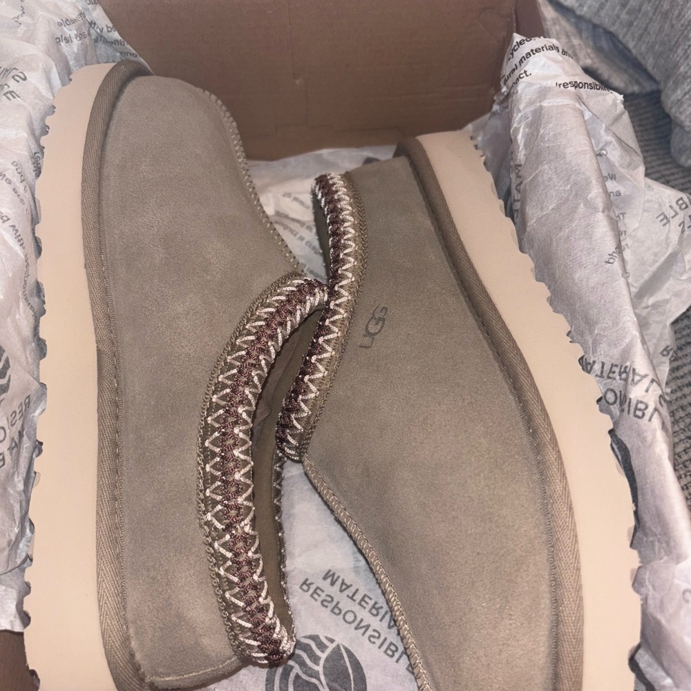 UGG new color Suede Slip-On Shoes brand new size 7 - Picture 7 of 10